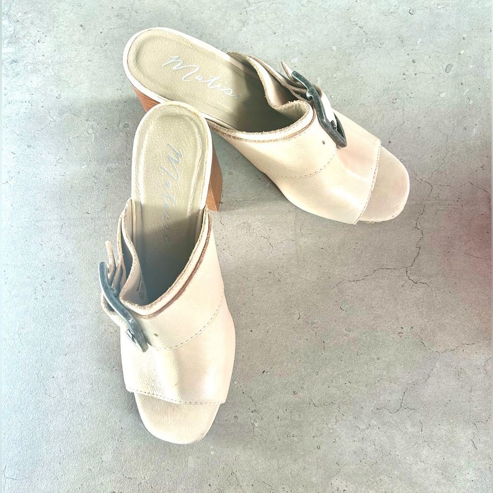Matisse leather upper open toe silver distress buckle light cream soft comfy 7.5